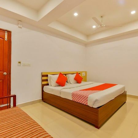 Oyo 18604 Puthens Capitol Inn Kochi Exterior foto