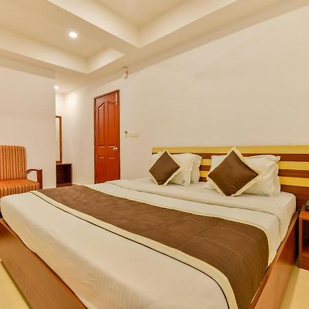 Oyo 18604 Puthens Capitol Inn Kochi Exterior foto