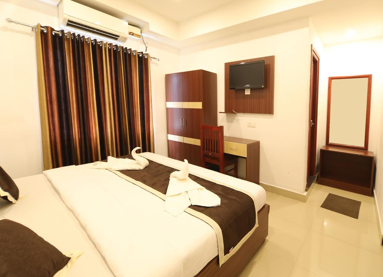 Oyo 18604 Puthens Capitol Inn Kochi Exterior foto