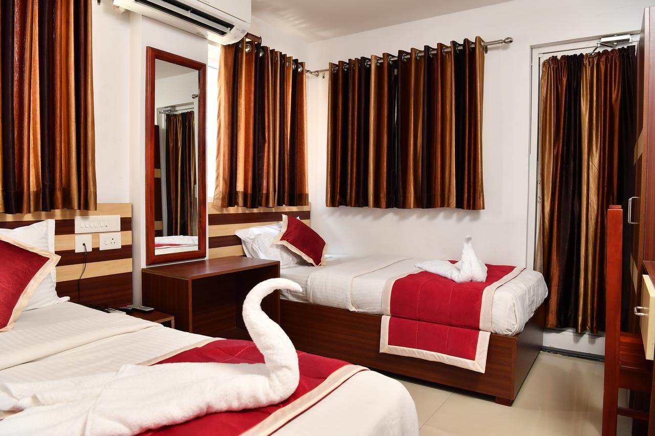 Oyo 18604 Puthens Capitol Inn Kochi Exterior foto