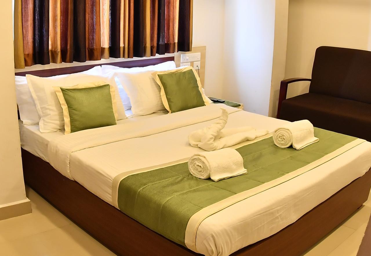Oyo 18604 Puthens Capitol Inn Kochi Exterior foto